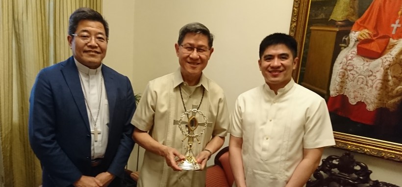 At the Arzobispado de Manila: Kyoto Bishop Otsuka, Cardinal Tagle (holding Takayama relic) and Fr. Reginald “Regie” Malicdem, Rector of the Manila Cathedral