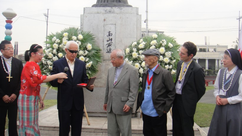At the Takayama Memorial: Kyoto Bishop Paul Yoshinao Otsuka; then Manila Mayor Alfredo S. Lim (1992-1998; 2007-2013); Takamatsu Bishop Francis Xavier Osamu Mizobe, SDB (1935-2016), chair of the CBCJ Commitee for the Promotion of Saints; Dr. Ernie A. de Pedro (Lord Takayama Jubilee Foundation); Fr. Renzo de Luca, SJ (now Father Provincial of the Society of Jesus in Japan), and a Japanese Sister